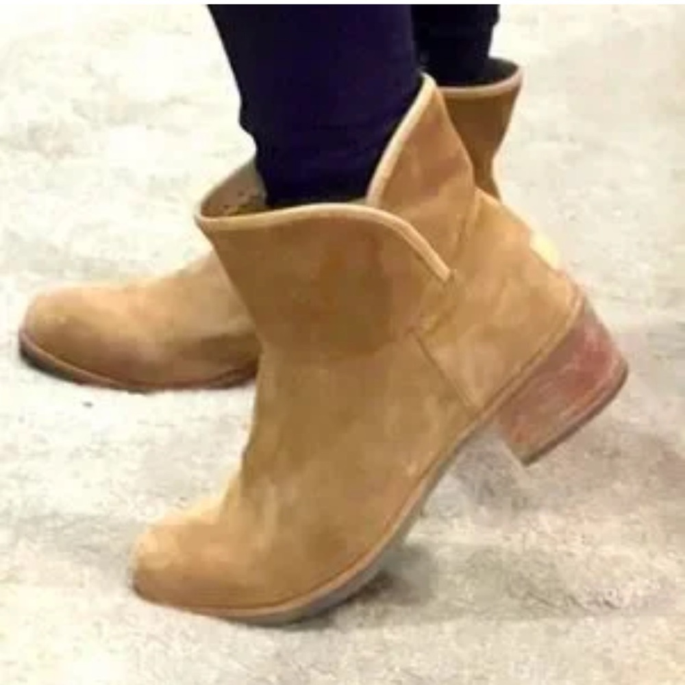 UGG women’s Darling Suede Classic chestnut Ankle 2” heel 9.5 Boot